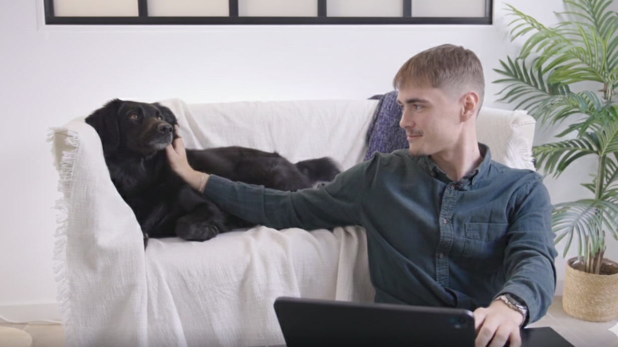 Propriétaire avec son chien à la maison, recevant des conseils pour prolonger une expérience positive après la visite vétérinaire.
